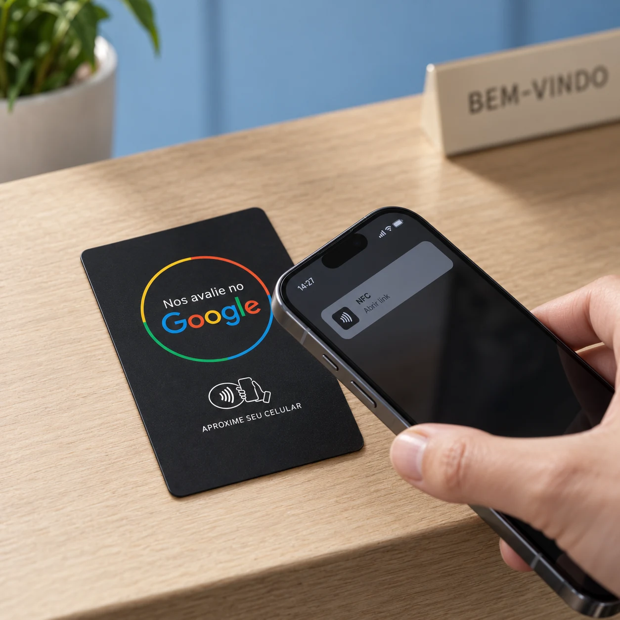 Demonstração de um celular aproximado do cartão preto de avaliação Google sobre um balcão